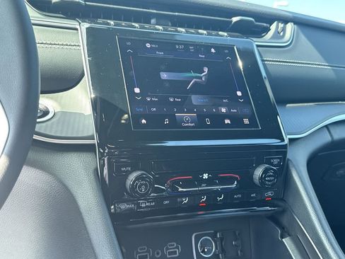 New 2025 Jeep Grand Cherokee L Laredo image 22