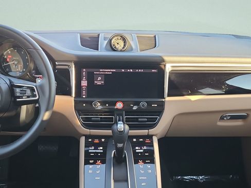 Used 2025 Porsche Macan Base image 17