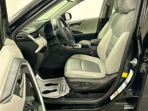 Used 2019 Toyota RAV4 Limited image 9