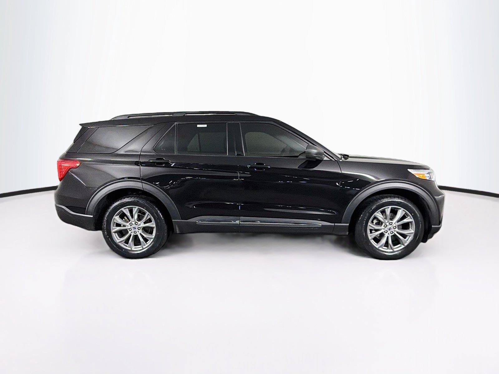 Used 2022 Ford Explorer XLT w/ Equipment Group 202A AWD/4WD image 12