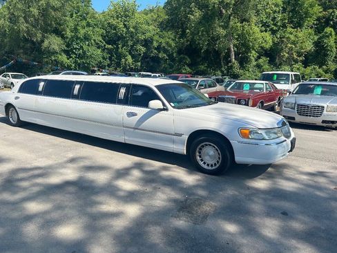 Used 1999 Lincoln Town Car Executive RWD image 2