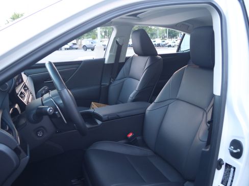 Used 2025 Lexus ES 300h w/ Premium Package FWD image 33