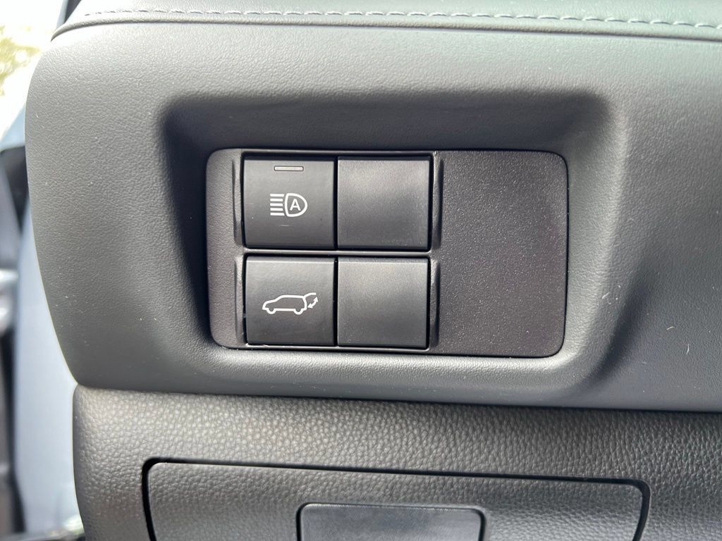 Used 2023 Toyota Highlander LE AWD/4WD image 40
