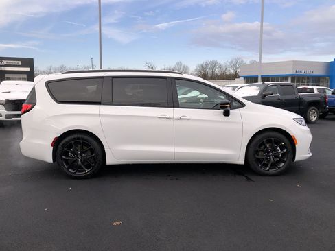 New 2026 Chrysler Pacifica Select image 14