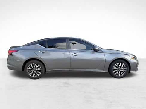 Used 2025 Nissan Altima 2.5 SV FWD image 8
