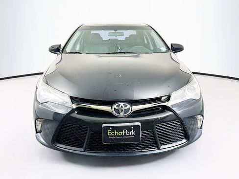 Used 2016 Toyota Camry SE image 2