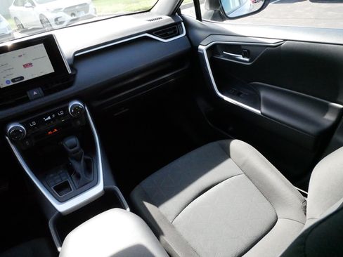 Used 2025 Toyota RAV4 XLE AWD/4WD image 11