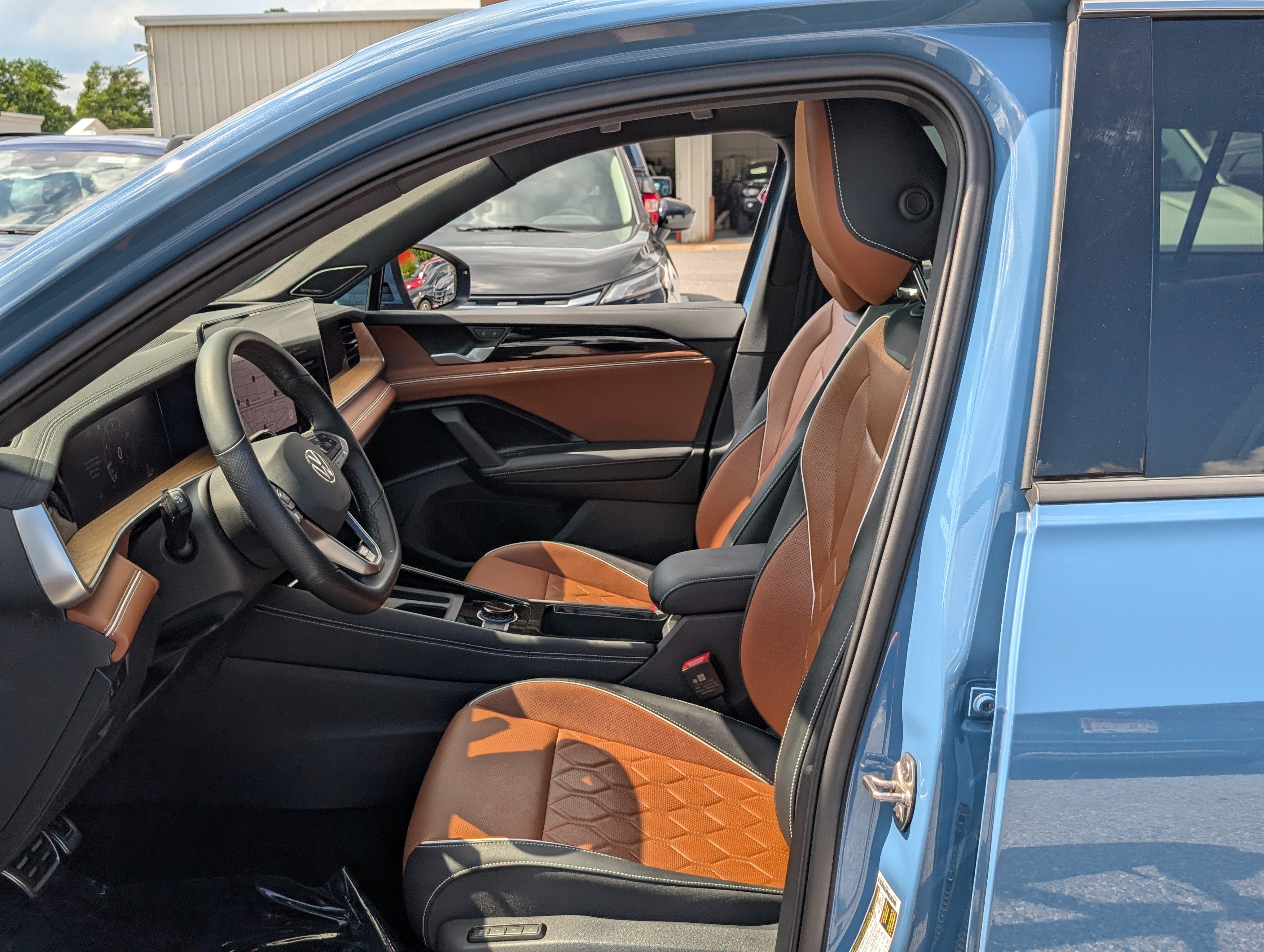 Used 2025 Volkswagen Tiguan SEL R-Line AWD/4WD image 18