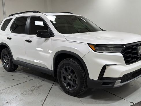 Used 2025 Honda Pilot TrailSport image 3
