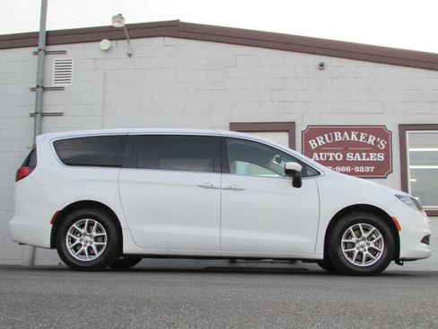 Used 2023 Chrysler Voyager LX image 1