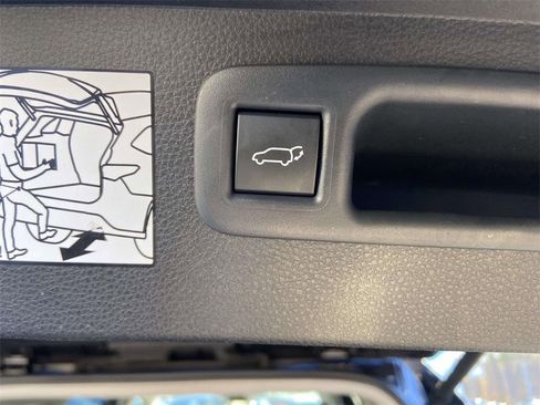 Used 2024 Toyota Highlander XLE image 10