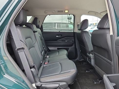 Used 2025 Nissan Pathfinder SL AWD/4WD image 32