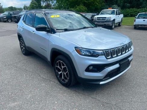 Used 2025 Jeep Compass Limited AWD/4WD image 3