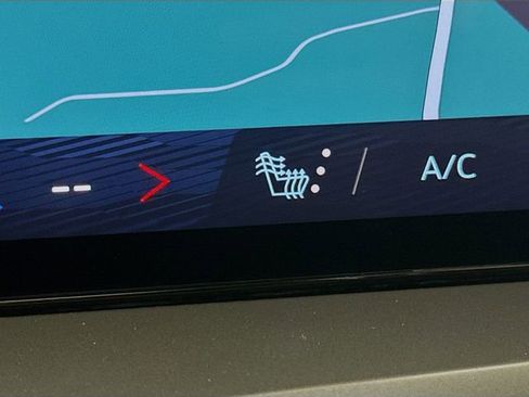 Used 2025 Chevrolet Traverse LT image 22