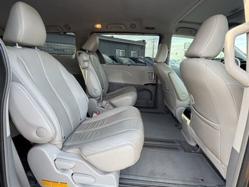 Used 2013 Toyota Sienna XLE image 15