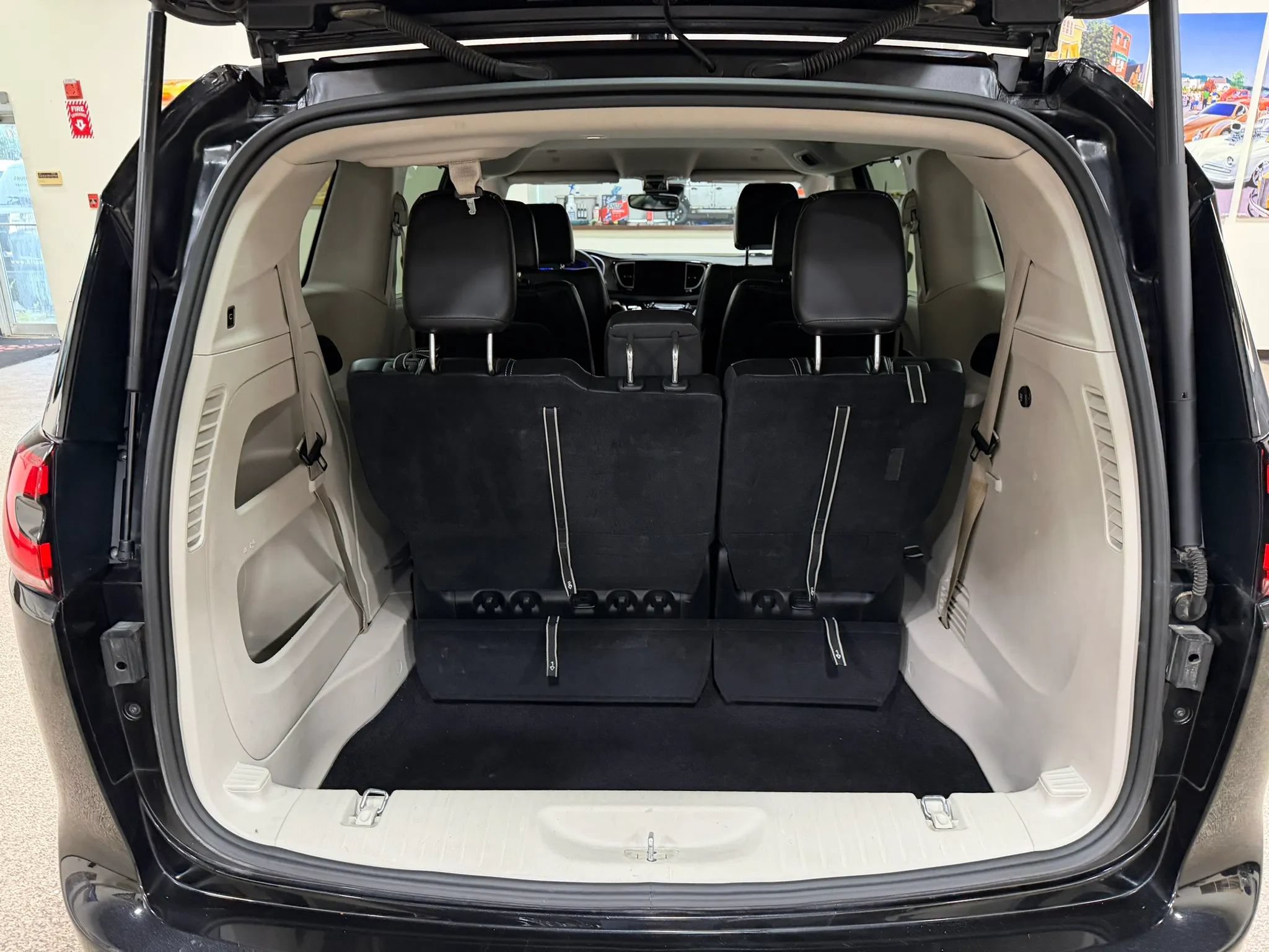 Used 2023 Chrysler Pacifica Touring-L FWD image 24