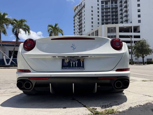 Used 2015 Ferrari California T RWD image 24