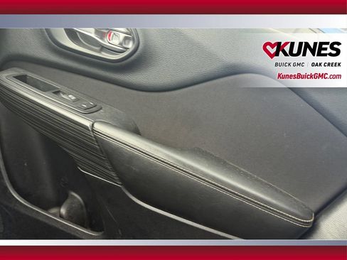 Used 2016 Jeep Cherokee Latitude FWD image 33