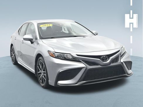 Used 2022 Toyota Camry SE FWD image 3