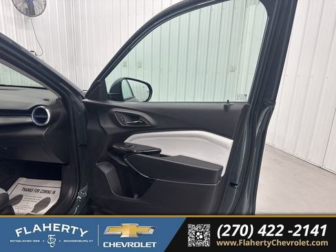 Used 2025 Chevrolet Trax LT w/ Driver Confidence Package image 12