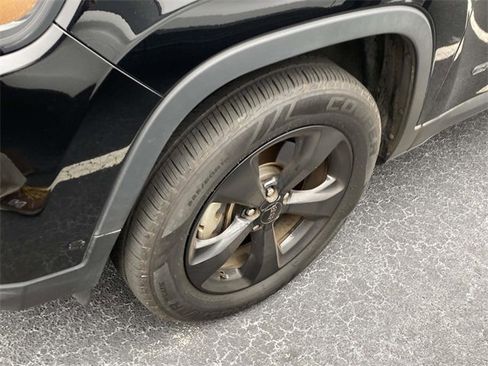 Used 2021 Jeep Cherokee Latitude Plus image 11