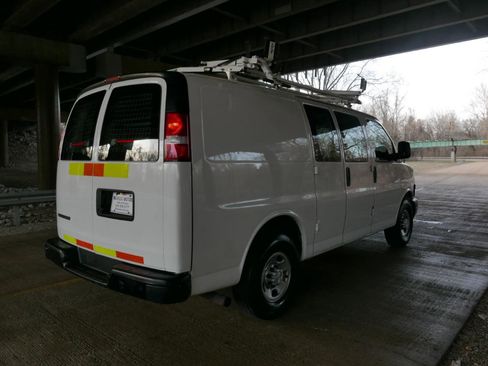 Used 2018 Chevrolet Express 2500 w/ Driver Convenience Package RWD image 30