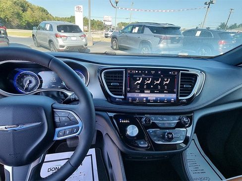 Used 2024 Chrysler Pacifica Pinnacle w/ Trailer Tow Group image 10