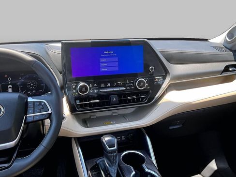Used 2023 Toyota Highlander Limited FWD image 7
