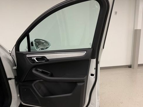 Certified 2026 Porsche Macan AWD/4WD image 38
