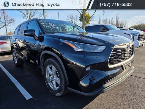 Used 2023 Toyota Highlander LE image 2