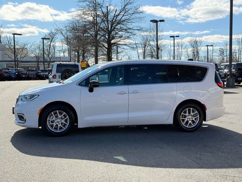 Certified 2025 Chrysler Pacifica Select image 11