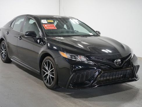 Used 2023 Toyota Camry SE FWD image 3