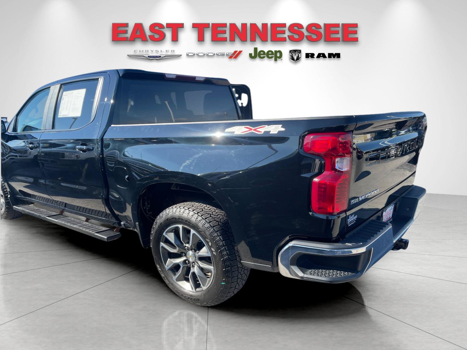 Used 2023 Chevrolet Silverado 1500 LT AWD/4WD image 5