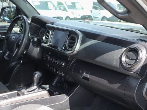 Used 2020 Toyota Tacoma TRD Off-Road w/ Technology Package AWD/4WD image 40