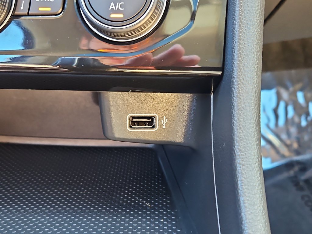 Used 2019 Volkswagen Jetta SE w/ Cold Weather Package FWD image 18