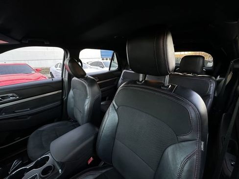 Used 2018 Ford Explorer XLT w/ Equipment Group 202A image 10