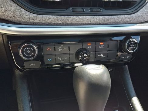 Used 2022 Jeep Compass Latitude w/ Sun and Sound Group AWD/4WD image 16