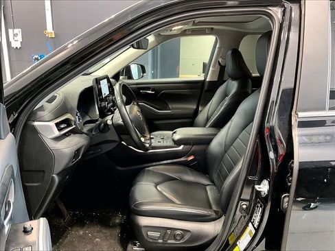 Used 2023 Toyota Highlander XLE image 7