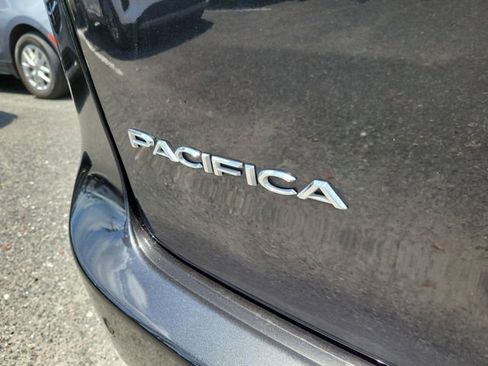 Used 2023 Chrysler Pacifica Touring-L FWD image 10