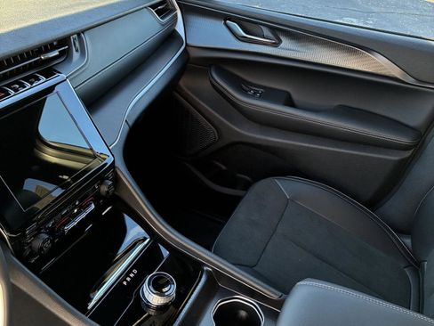 New 2025 Jeep Grand Cherokee L Laredo image 6