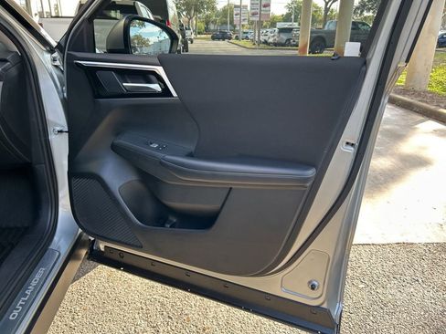 Used 2024 Mitsubishi Outlander ES image 22