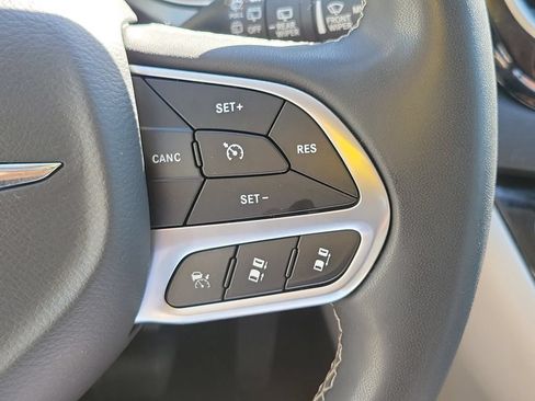 Used 2023 Chrysler Pacifica Touring-L FWD image 28