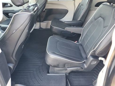Used 2024 Chrysler Pacifica Limited w/ Uconnect Theater Family Group image 22