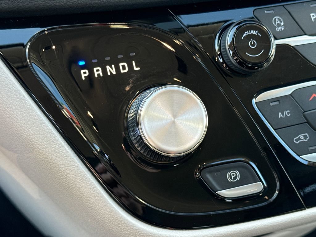 Used 2024 Chrysler Pacifica Touring-L FWD image 26