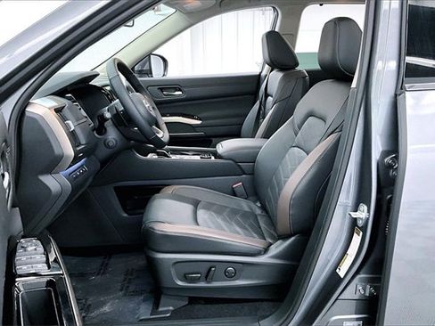 New 2025 Nissan Pathfinder Platinum image 9