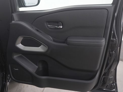 Used 2023 Nissan Frontier SV w/ SV Premium Package image 12