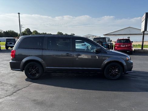 Used 2020 Dodge Grand Caravan SE FWD image 3