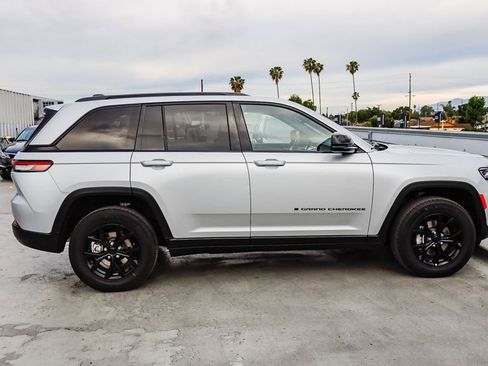 Used 2025 Jeep Grand Cherokee Altitude AWD/4WD image 13