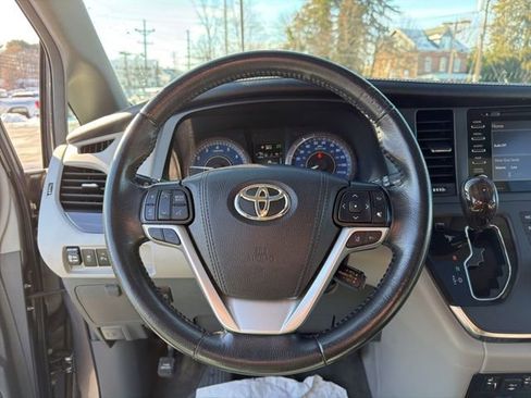 Used 2019 Toyota Sienna XLE image 23