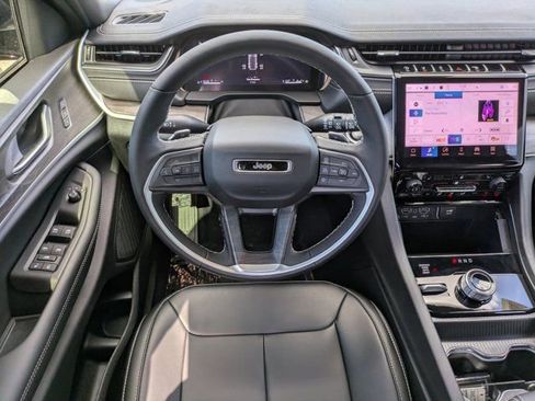 New 2025 Jeep Grand Cherokee Limited w/ Black Appearance Package AWD/4WD image 14